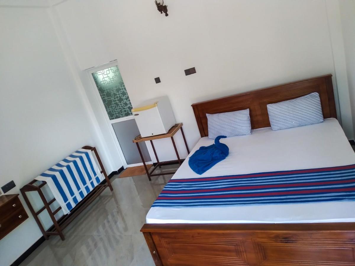 River Side Holiday Inn Уелигама Екстериор снимка