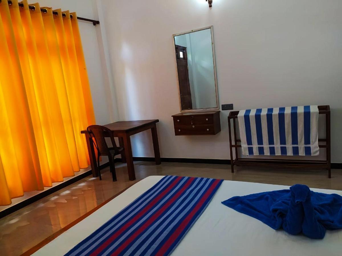 River Side Holiday Inn Уелигама Екстериор снимка