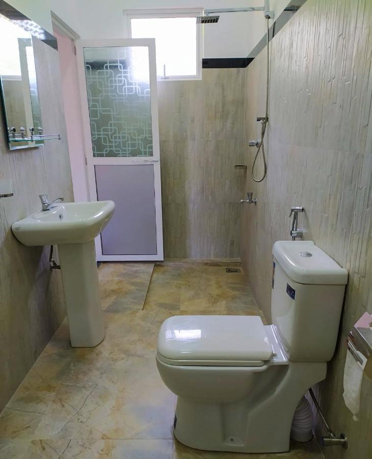 River Side Holiday Inn Уелигама Екстериор снимка