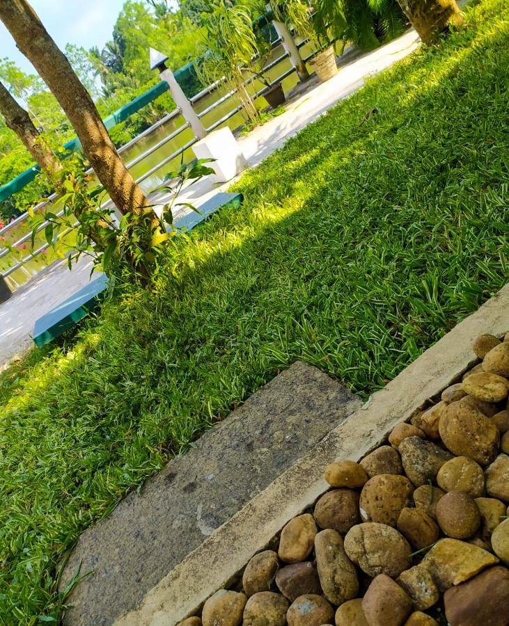 River Side Holiday Inn Уелигама Екстериор снимка