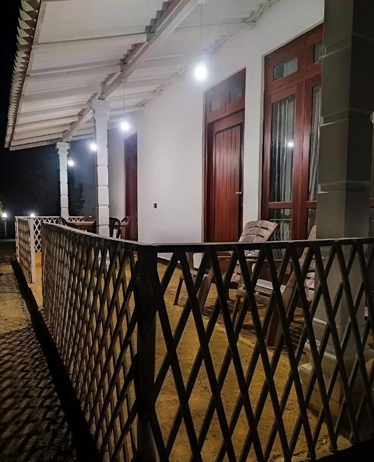 River Side Holiday Inn Уелигама Екстериор снимка