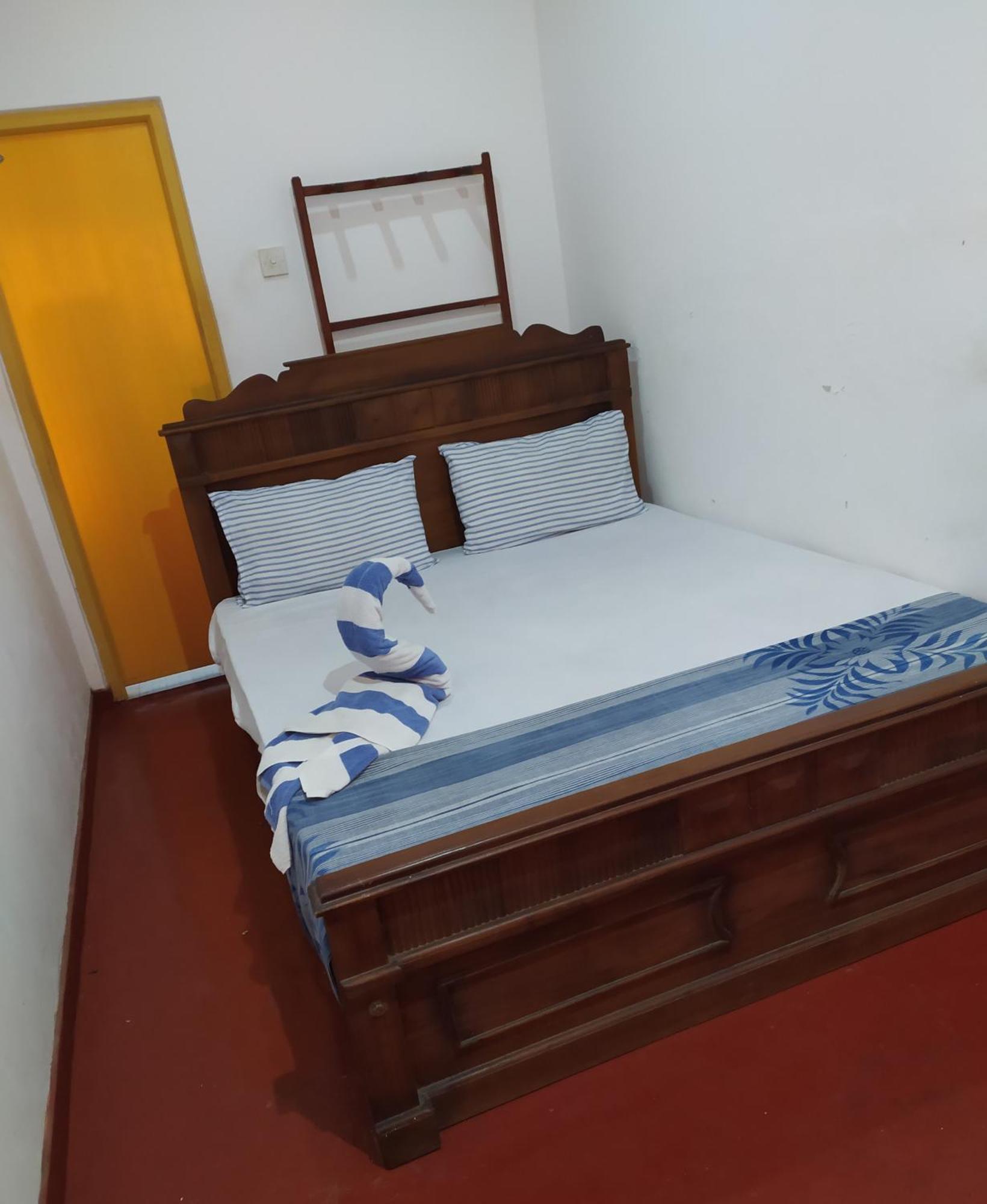 River Side Holiday Inn Уелигама Екстериор снимка